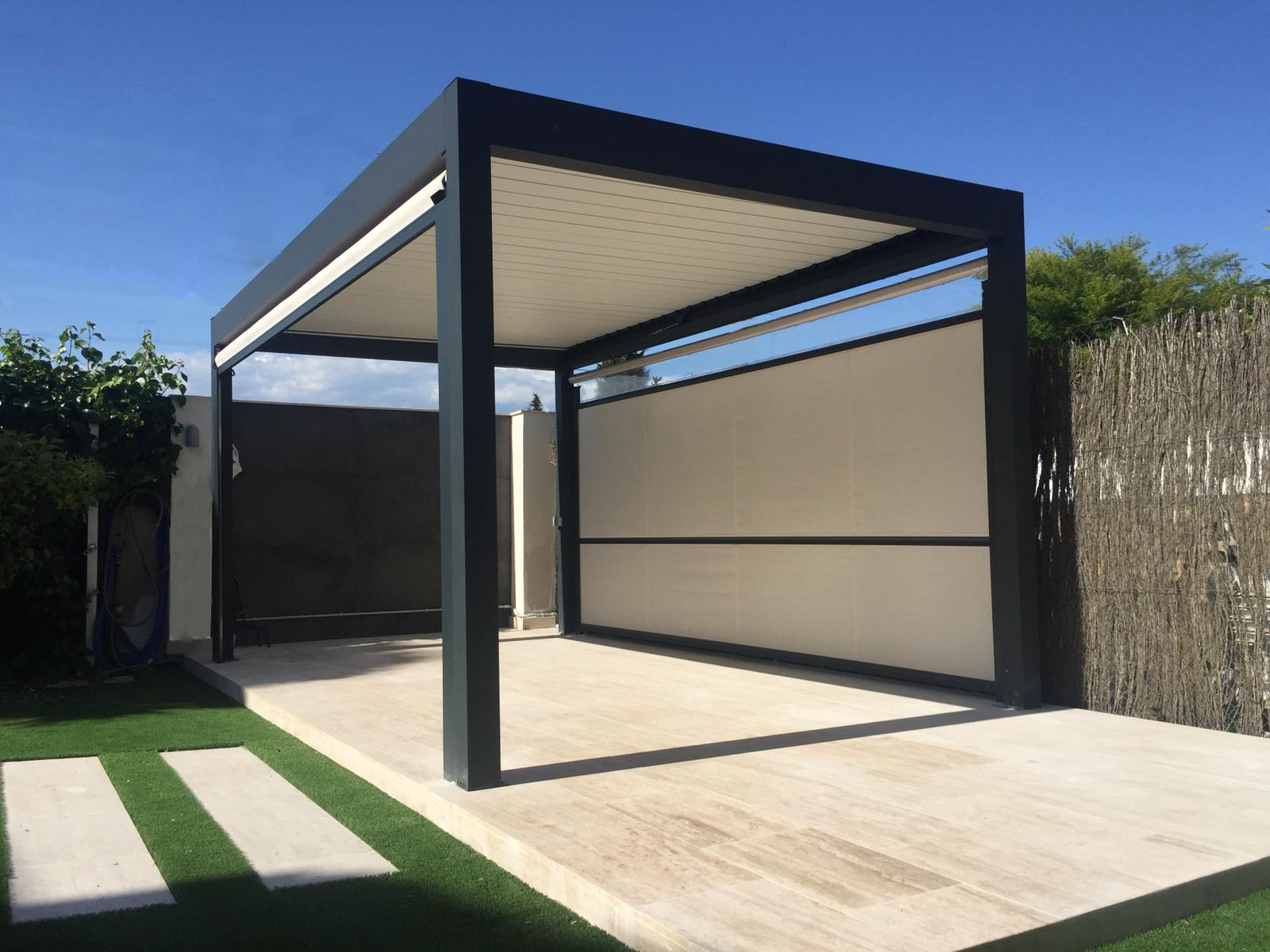 Pérgola retráctil de lamas orientables