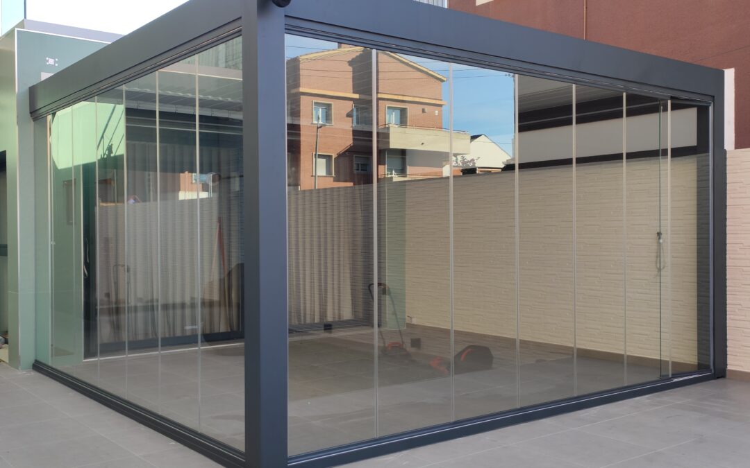 PÉRGOLAS BIOCLIMÁTICAS Y CORTINAS DE CRISTAL, MÁXIMO CONFORT Y ESTILO EN TU HOGAR